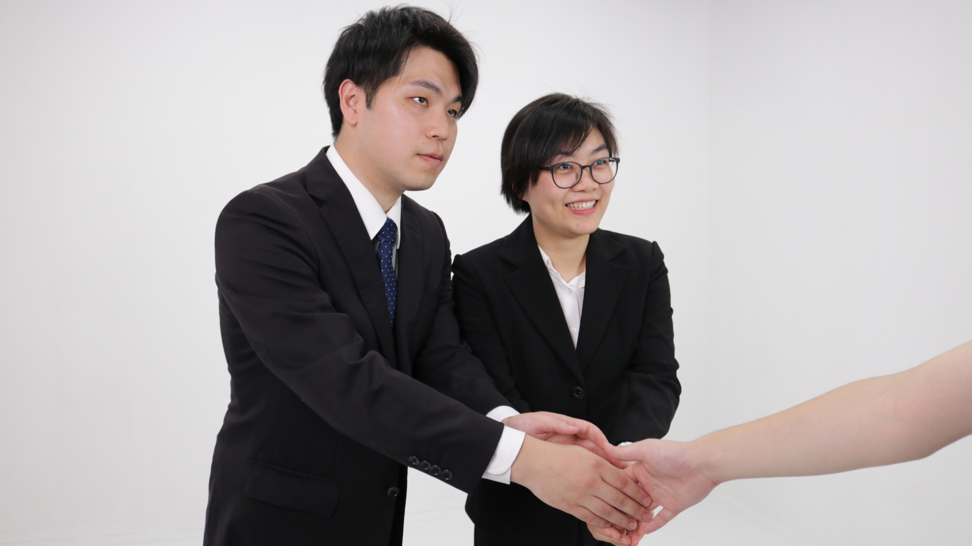 コイズミデザイン営業部握手